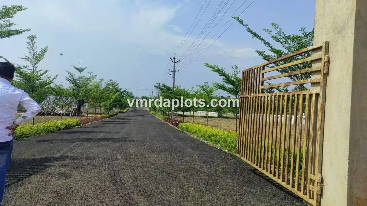 VMRDA PLOTS IN DAKAMARRI - DAKAMARRI - image 3